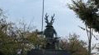 戦国武将の像