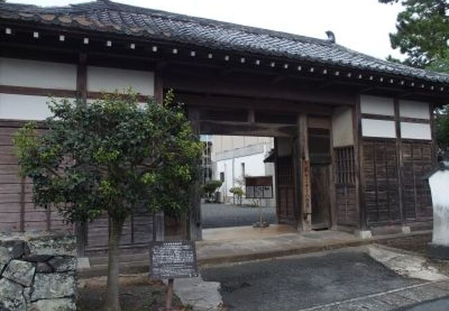 鎌倉に合った別邸から移築された門