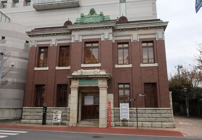 旧川崎銀行佐倉出張所をエントランスホールとして保存しています。