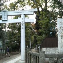 「郷社熊野神社」という石柱が立っていました