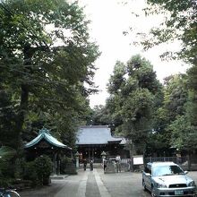 長い参道を進んだ先に拝殿や手水舎がある落ち着いた雰囲気