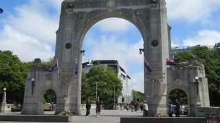 ニュージーランドが関わって来た戦争の戦死者を悼む橋