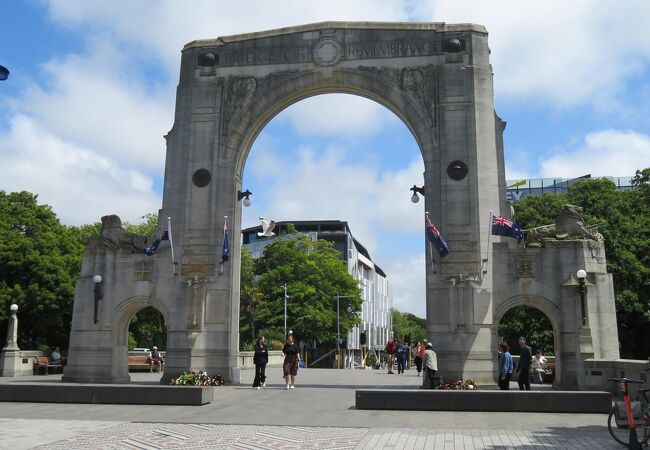 ニュージーランドが関わって来た戦争の戦死者を悼む橋