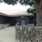 竹富民芸館は、竹富島の中心部の分かりやすい場所にあります。