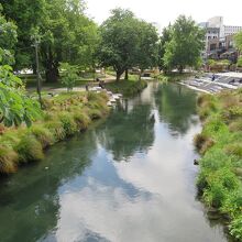 ≪追憶の橋≫から見た上流側両岸には市民の憩いの場のテラスあり