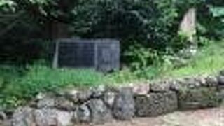 人頭税廃止百年記念之碑は「ンブフル」の表示の近くにありました。