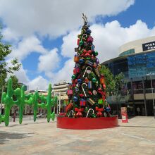 パース駅と繋がる部分の広場にはクリスマス・ツリーも出て…、