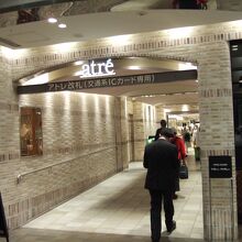 ３階には駅と出入りできる改札口もあります