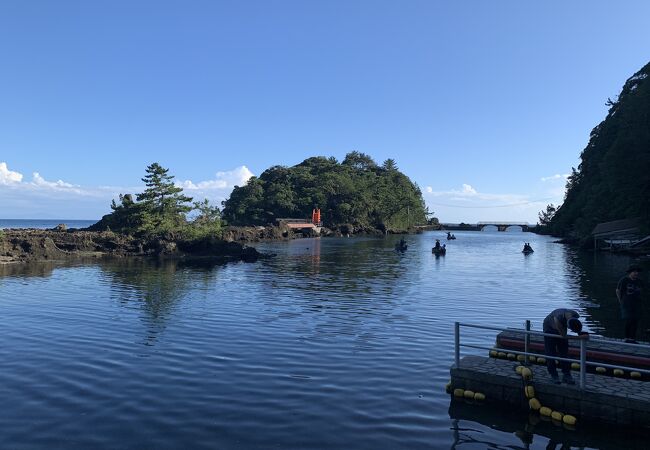 入江に浮かぶ「矢の島」と「お経の島」