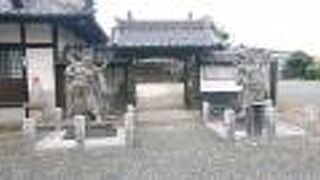 門前の仁王像が、良い雰囲気