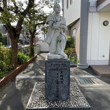 教会に向かってひざまづいて祈りを捧げる右近像です