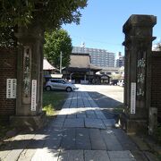 旧東海道品川宿の西側に建つ浄土宗寺院