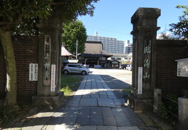 旧東海道品川宿の西側に建つ浄土宗寺院