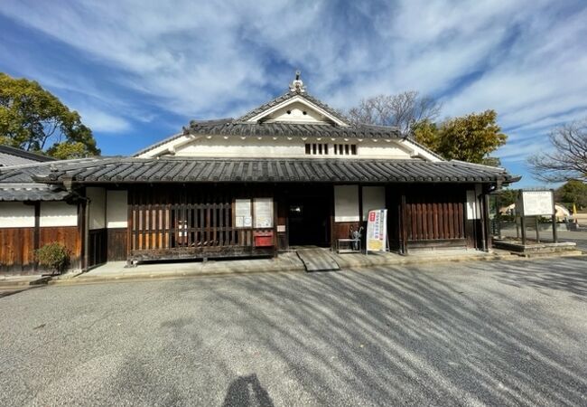 城下の紺屋町に建てられていた商家を移築復元した民族資料館です