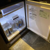 冷蔵庫内には缶の天然水が入っていました