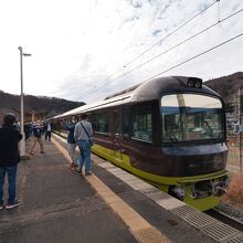 外観は自然と溶け込むような、ちょっぴり控えめな印象です。