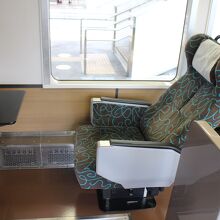 「成田エクスプレスのグリーン車譲り」の座席は快適そのもの。