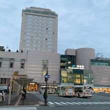 徳島駅に直結！