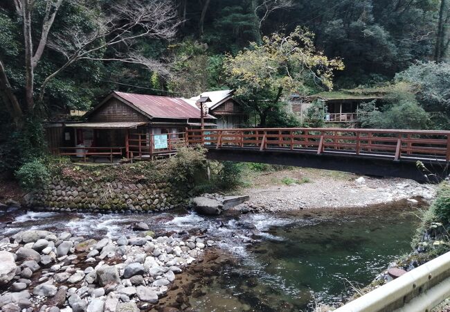 山の中の温泉