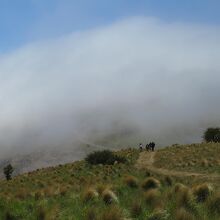 気を付けたいのは、山肌を上って来る霧や雲。気温が急変します。