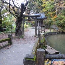 戸ノ口用水路と戸ノ口堰水神社