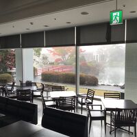 中庭　と、ロビー付近。