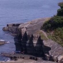 海岸線にあるホルンフェルス大断層