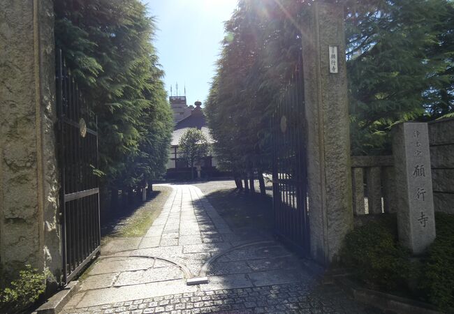 広い境内の浄土宗の寺院