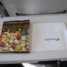機内食の前にスナックが出ます