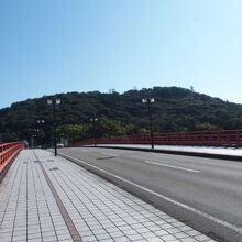 鏡川の天神大橋から見る筆山。