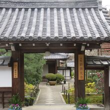 山門は味気ないが