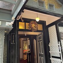 路地ようなところに入り口がある。