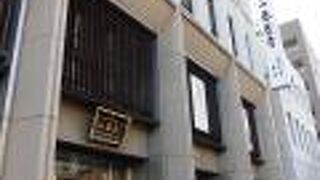 入口に岩井左馬之助寄宿の寺と刻まれた石碑