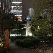夜は目立つ岡本太郎の時計台