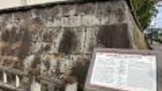 弾痕が残っています