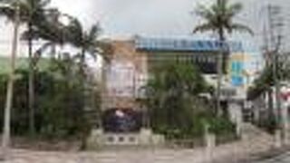 船のターミナルの近くにあります