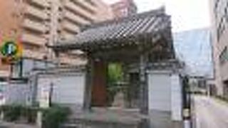 山門が立派です。