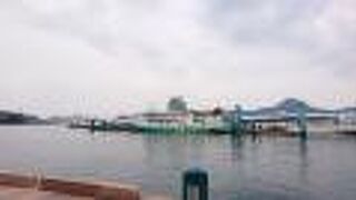 佐世保の港にあり、とてもキレイな建物です。