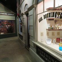 かつての商店街を模した展示コーナーでは…、