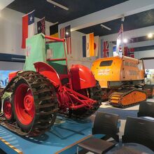 南極探検紹介コーナー。使用された重機のほか…、