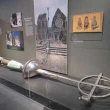 崩落したクライストチャーチ大聖堂尖塔の十字架や…、