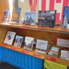 ショップには地震関連本やグッズも並んでいました。