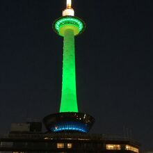 ライトアップされたランドマークホテル