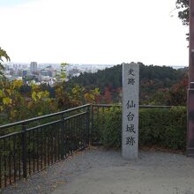 仙台城跡石碑と仙台市街地の景観