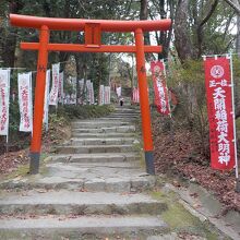 天開稲荷社の参道