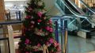 3階エスカレーター脇にクリスマスツリーが 