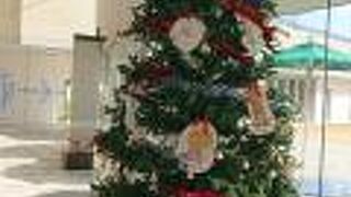 飾り付けがユニークなクリスマスツリーでした