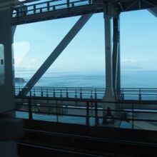 電車に乗っているだけでも瀬戸内海を眺められます。
