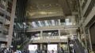 大阪駅の北側２階にあります