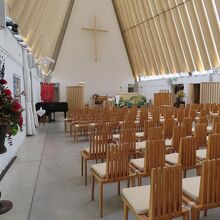 カードボード・カセドラルの質素な内部。